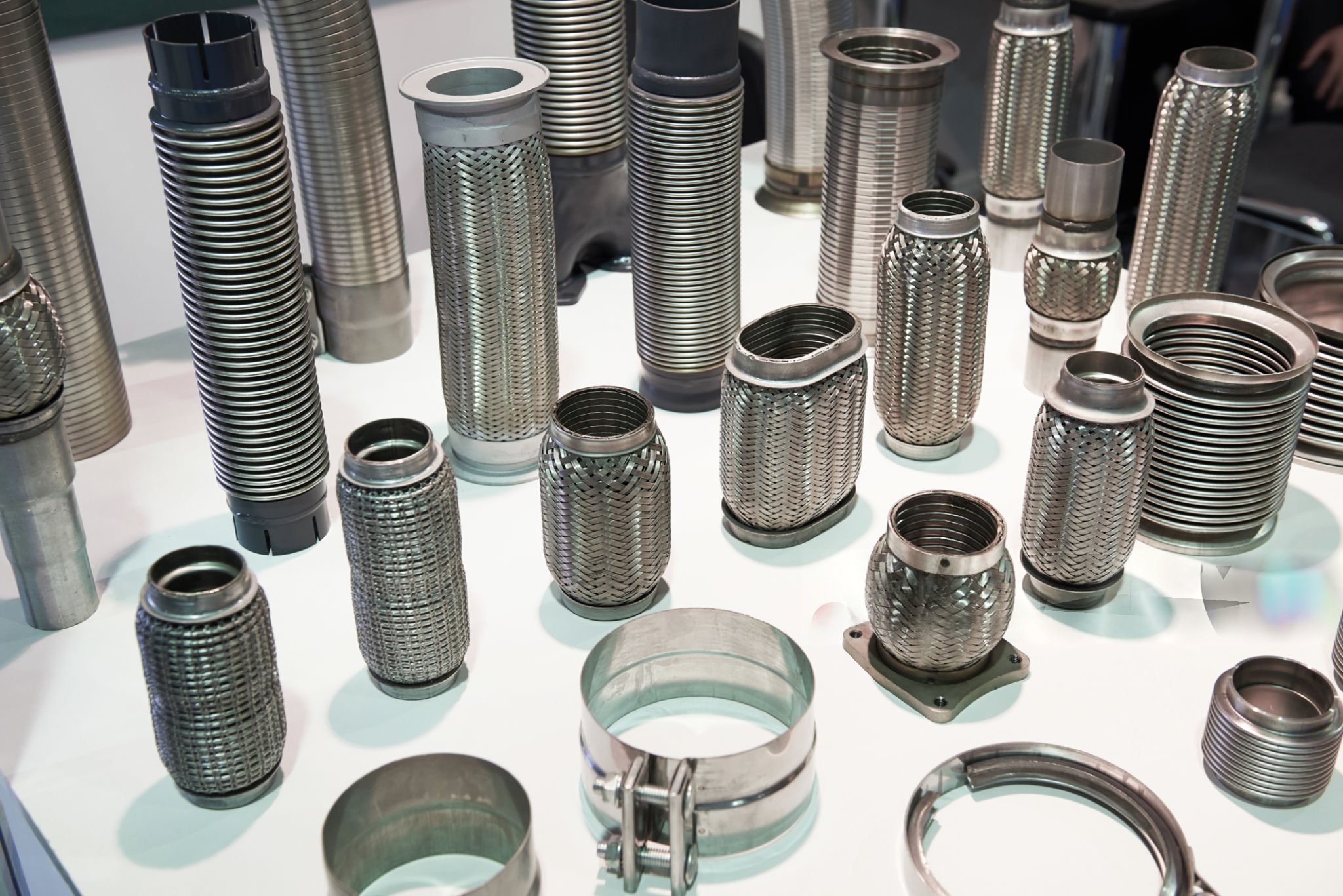 أنابيب العادم المرنة المختلفة، ومنفاخ العادم، ومكونات العادم ذات الصلة